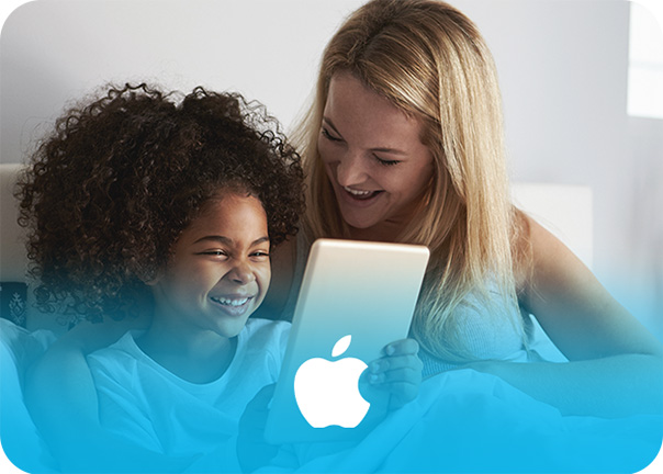 Mãe e filha felizes brincando com um tablet e a logo da Apple sobrepondo a imagem