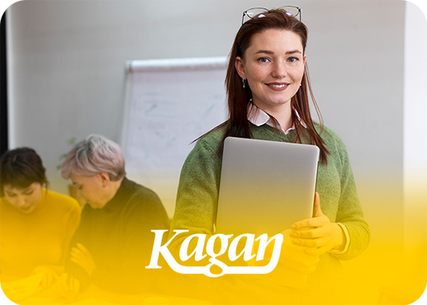 Mulher sorridente segurando um tablet e a logo da Kagan sobrepondo a imagem