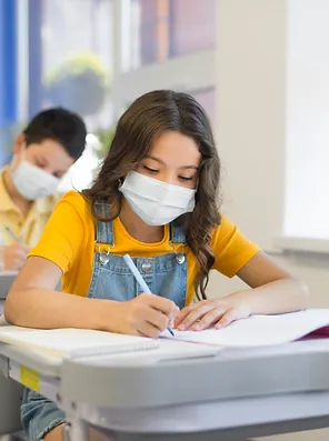 Alunos em sala de aula com máscaras