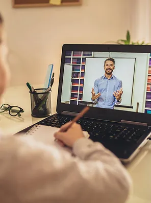 Computador transmitindo uma aula on-line