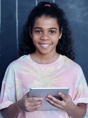 Menina sorrindo e segurando um iPad