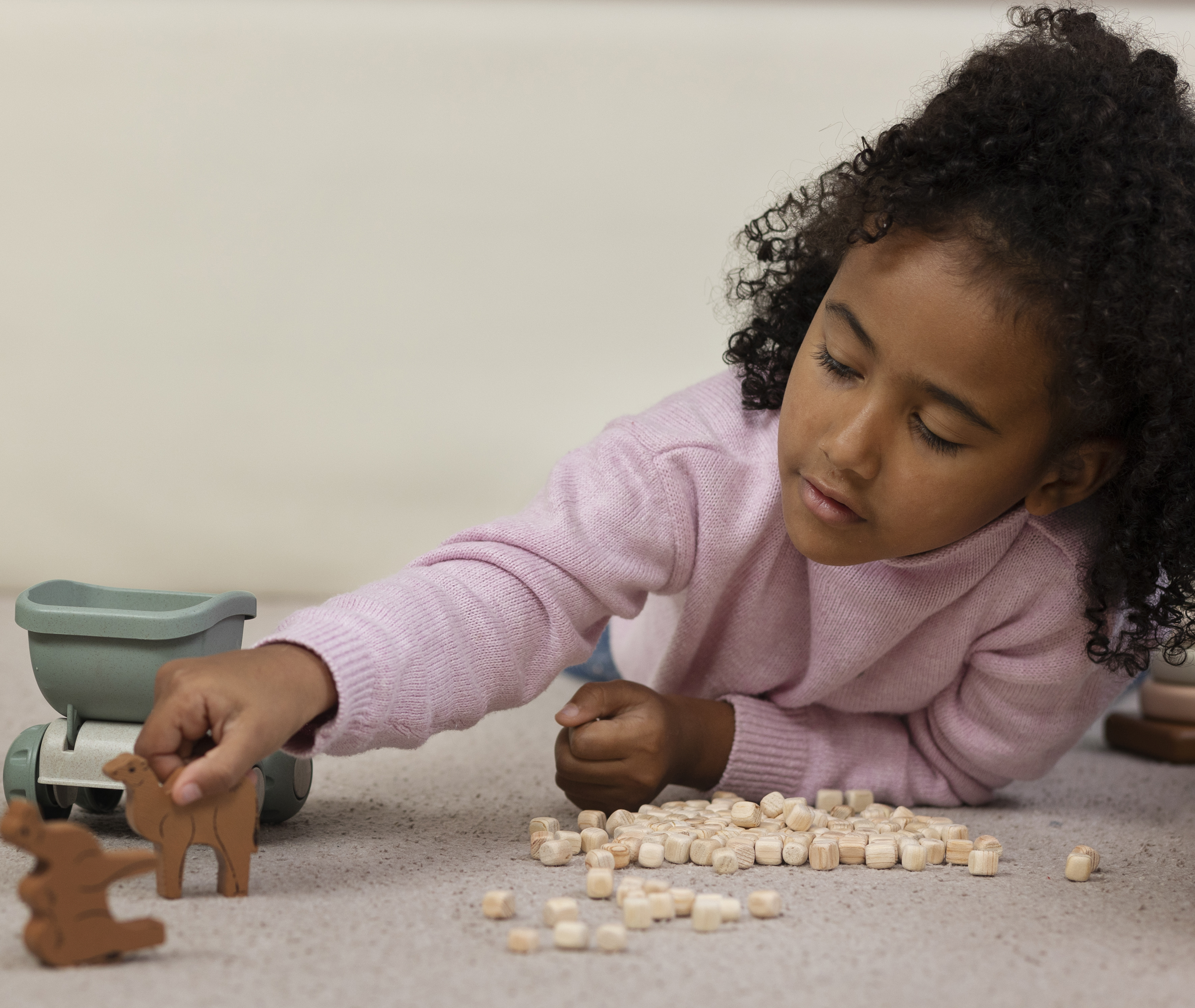 menina interagindo com brinquedos