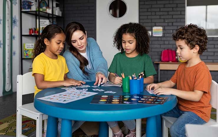 Alunos sentados em sala de aula com efeito visual digital abstrato em vermelho e preto representando tecnologia e gamificação na educação